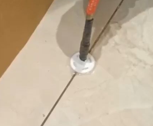 嵩县瓷砖空鼓维修公司专业解答瓷砖在铺贴过程中，如果没有涂抹均匀到位的粘结材料（如水泥砂浆或瓷砖胶），可能会导致以下问题