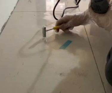 嵩县瓷砖开裂维修公司专业分享瓷砖在铺贴前如果没有沥干水分，将会导致以下问题